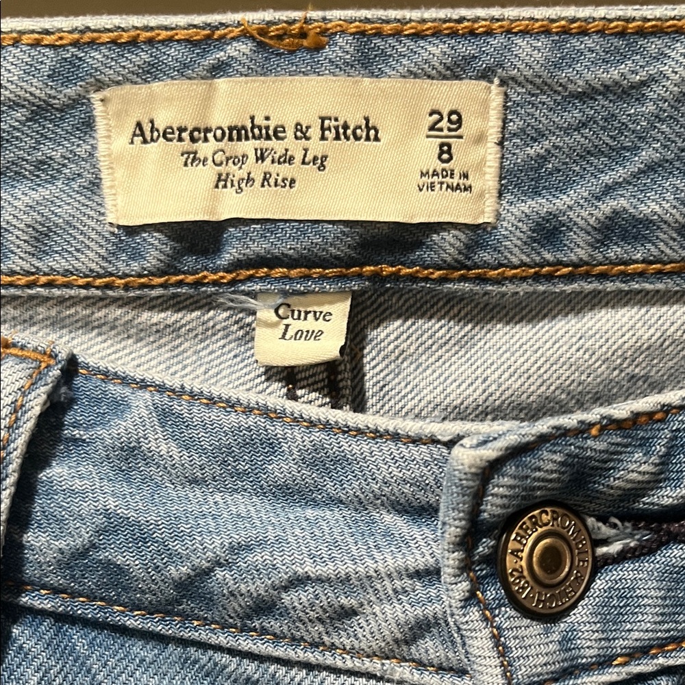 Abercrombie & Fitch - Curve Love High Rise Cropped Wide Leg Jeans - Picture 3 of 9